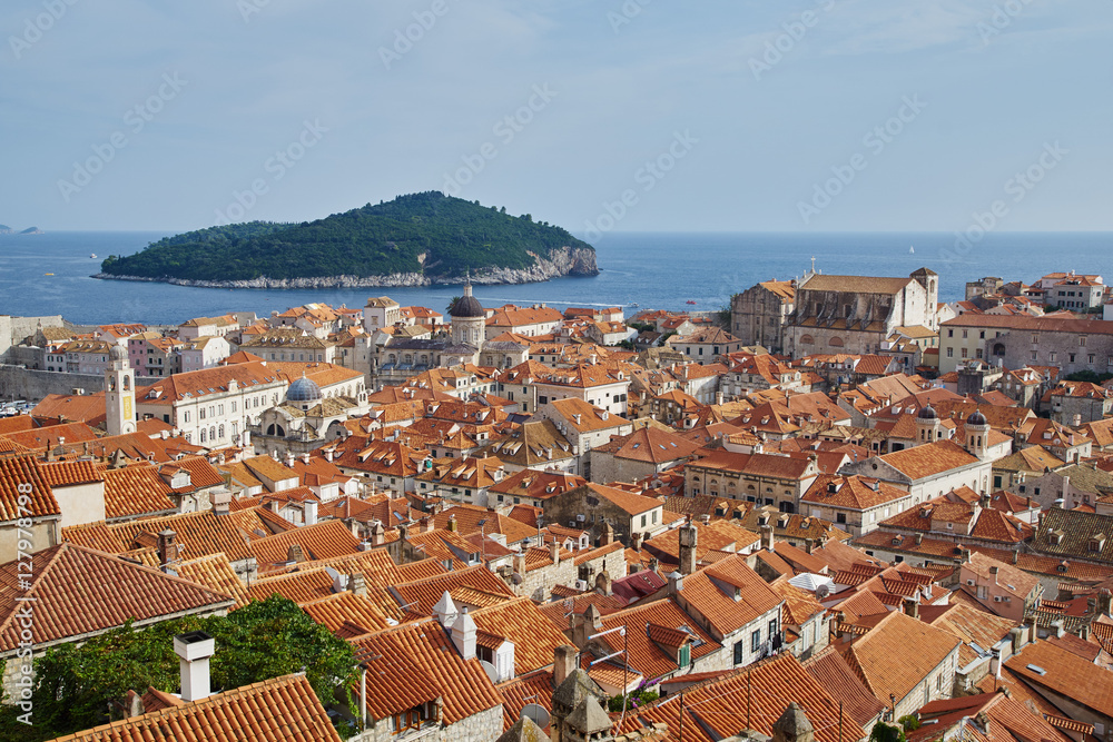 Ausblick von der Wehrmauer auf die Altstadt von Dubrovnik 