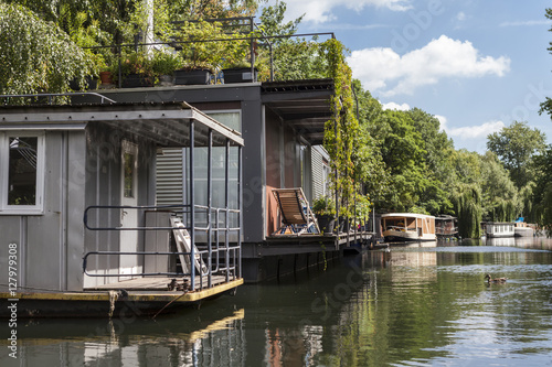 Hausbootsiedlung Tiergartenschleuse im Sommer