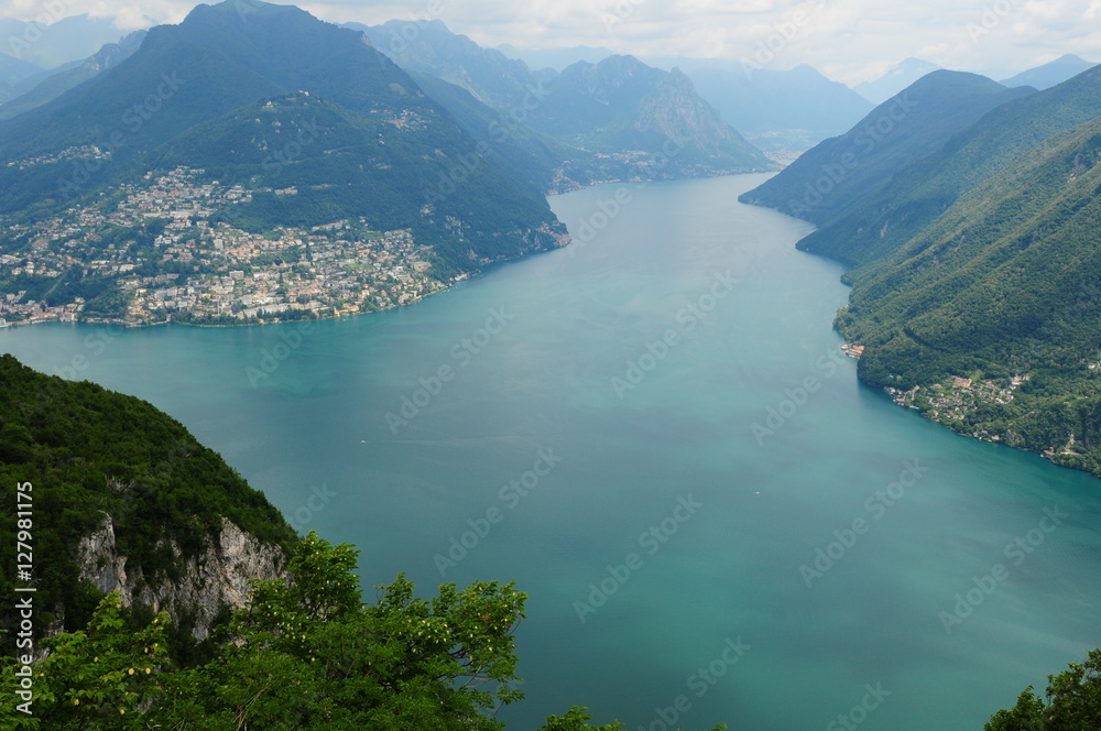Der Langensee und die Flanke des Monte-Bre an der Grenze Schweiz-Italien