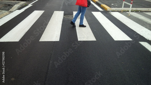 attraversare sulle strisce pedonali photo