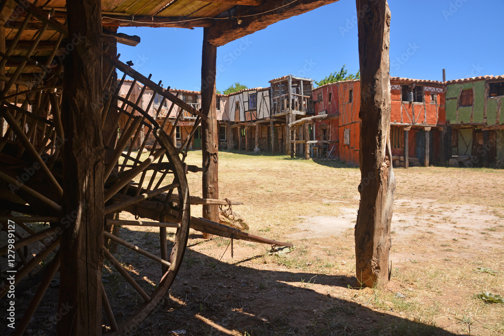 Fototapeta premium carro de madera en un pueblo viejo