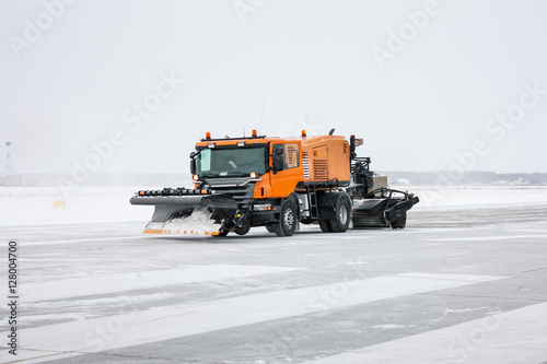 Snow machine for universal cleaning on the winter runway