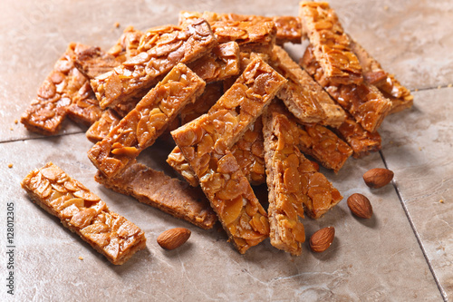 Crispy cookies with honey and almonds