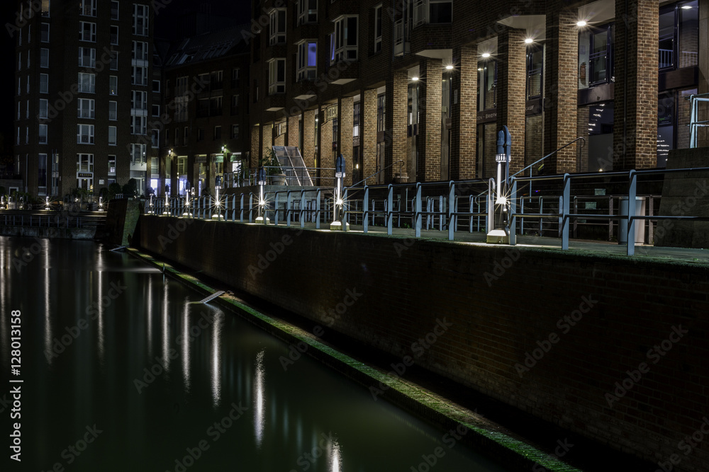 Alter Hafen in Düsseldorf bei Nacht