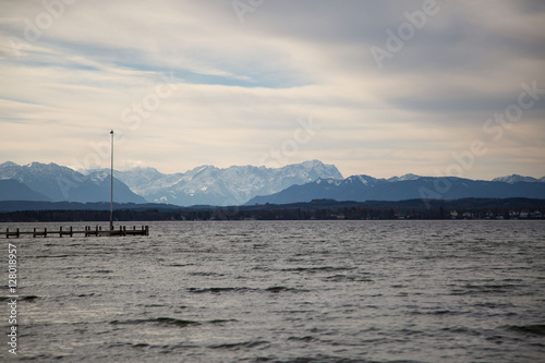 Starnberger See im Hintergrund die Berge
