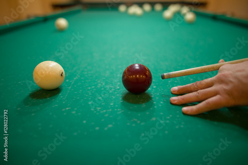 Fotografie billiard balls on green baize in the game of pyramid