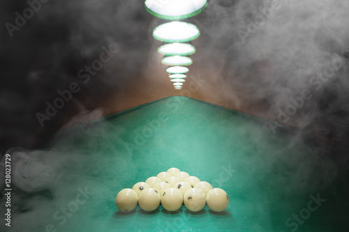 Fotografie billiard balls on green baize in the game of pyramid