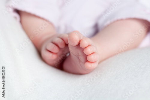 Babyfüße eines Neugeborenen