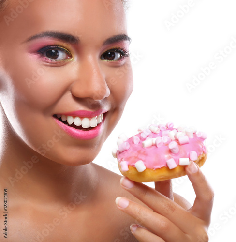 Attractive young woman eati...