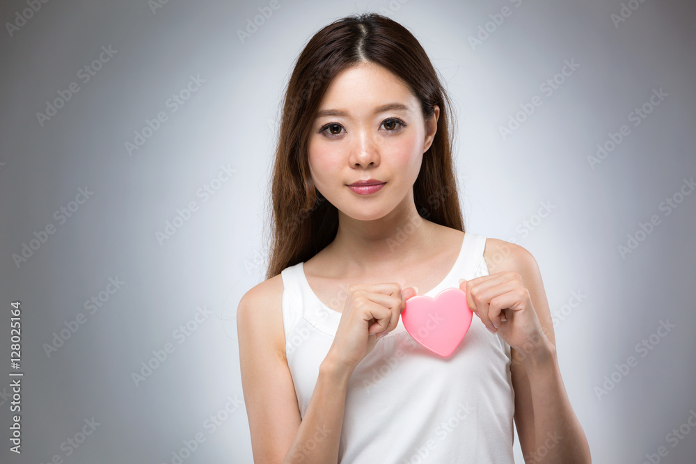 胸にハートを持つ女性 胸にハートを持つ女性