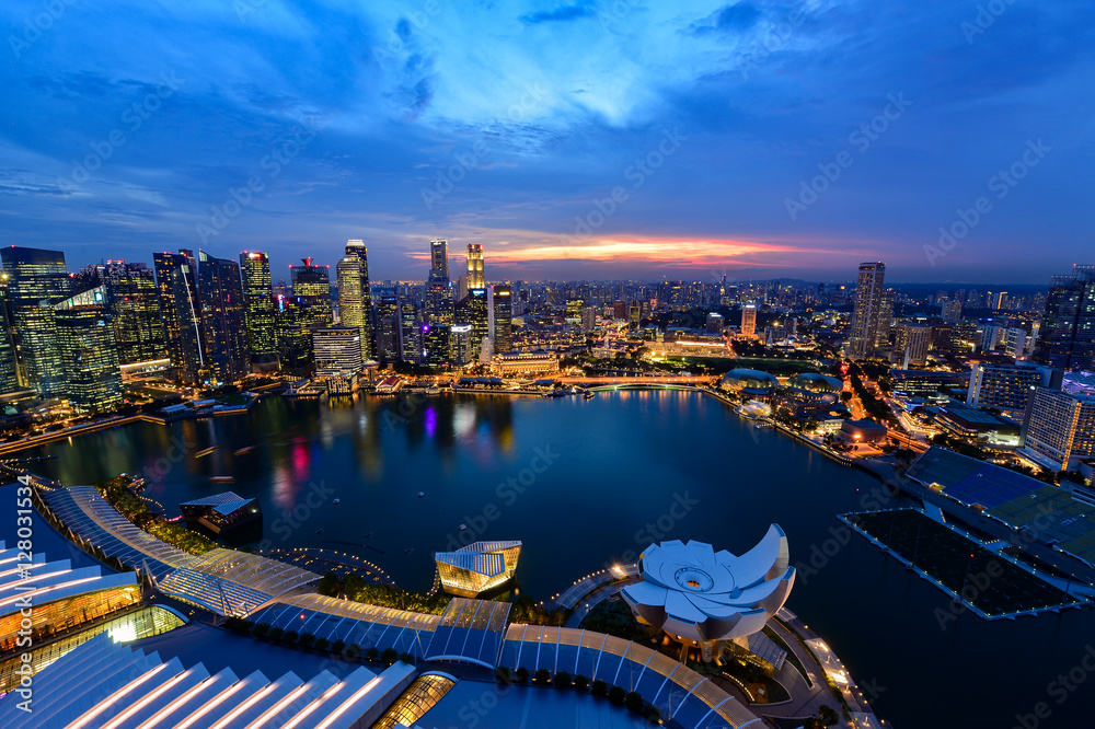 Fototapeta premium Singapore cityscape of the financial district on during sunset, Singapore,singapore cityscape,cityscape of asia,cityscape top viwe on marina bay sand of singapore