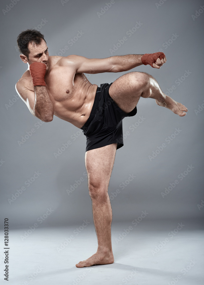 Obraz premium Kickbox fighter on gray background