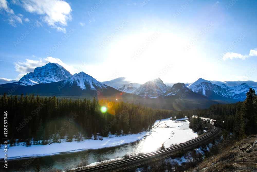 Obraz premium 冬のカナディアン・ロッキー ボウ川沿いを走る貨物列車