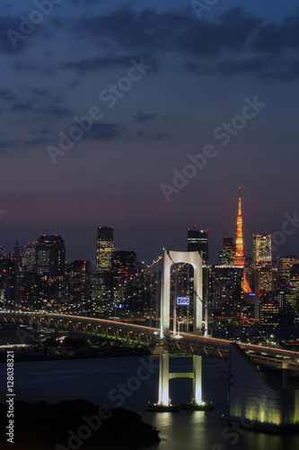 東京タワーとレインボーブリッジの日本の夜景 night view of Tokyo and rainbow bridge in Japan