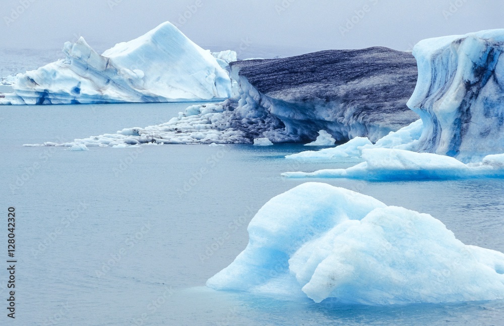 Eisberge auf dem Jökulsárlòn, im Hintergrund der Vatnajökull-Gletscher, Austurland, Island 