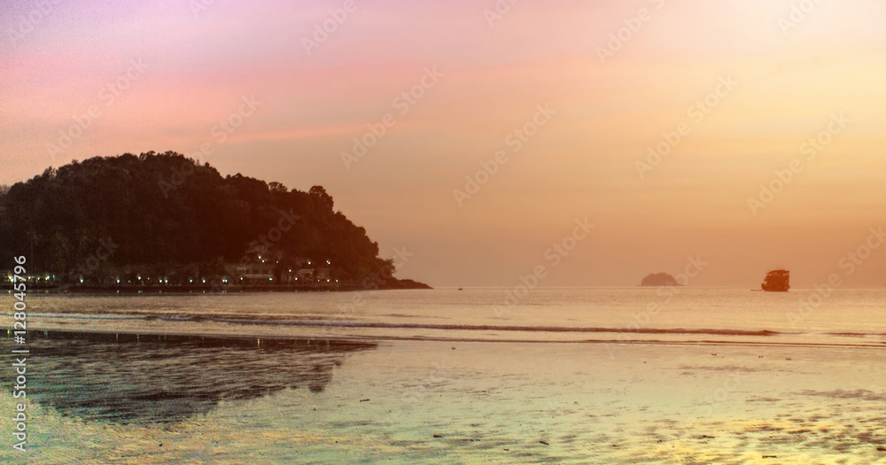 Fototapeta premium Sunset on an island in the Gulf of Thailand