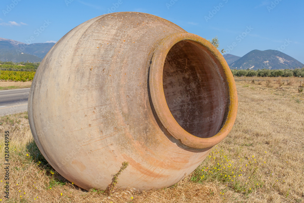  immense jarre en bordure de route provençale