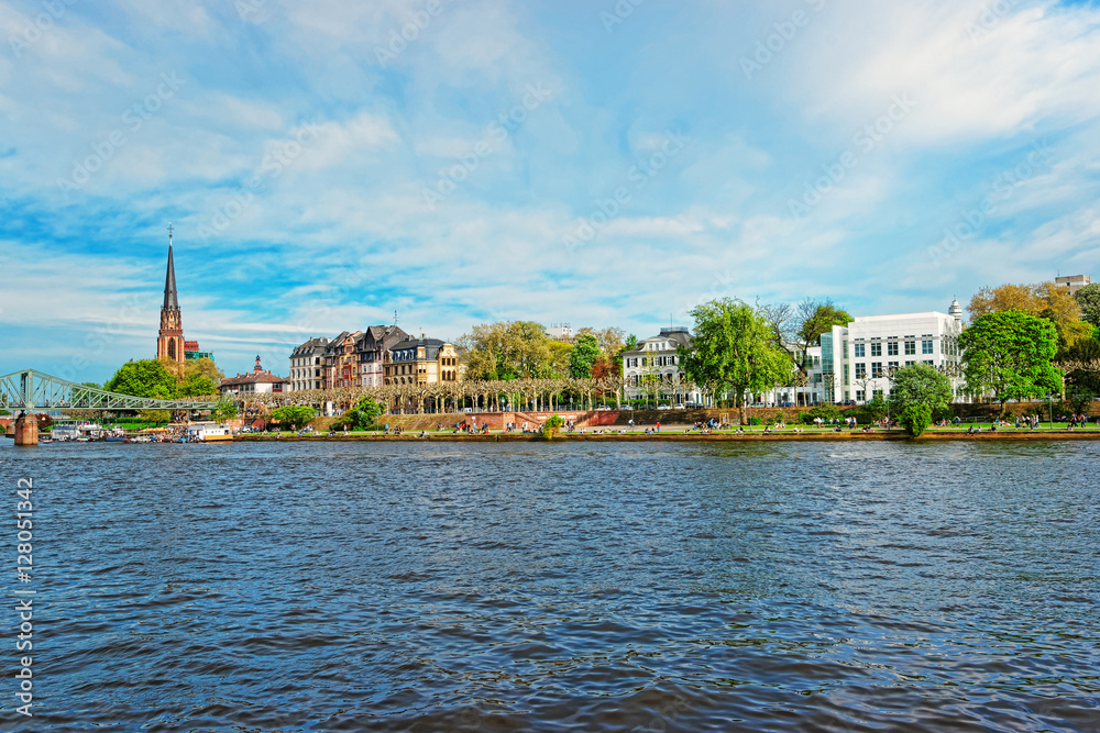 Obraz premium Iron Bridge and Main River in Frankfurt am Main