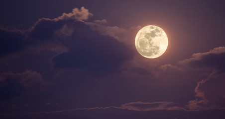 Wandcirkels Aubergine Volle maan tussen nachtelijke wolken  © aopsan