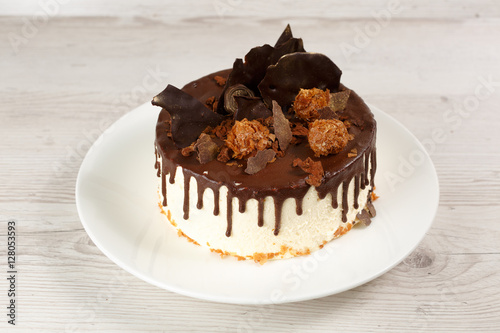 Konstfotografi cake on a white wooden background