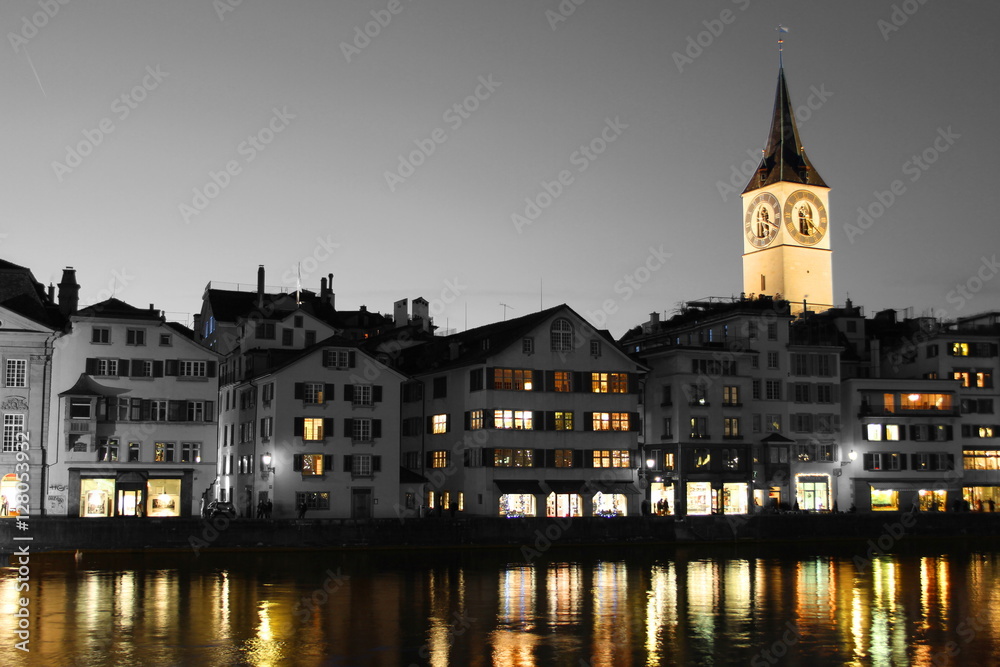 St Peter Kathedrale Zürich am Abend teilweise coloriert