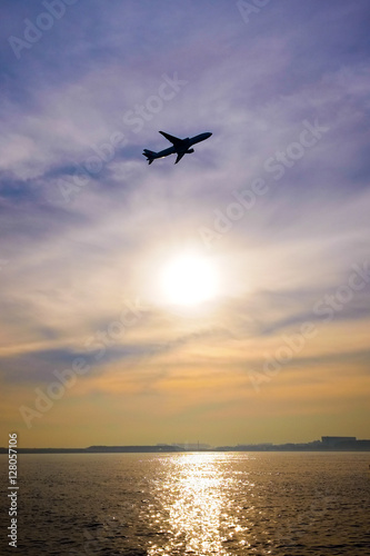 夕日と飛行機 © tatsuya