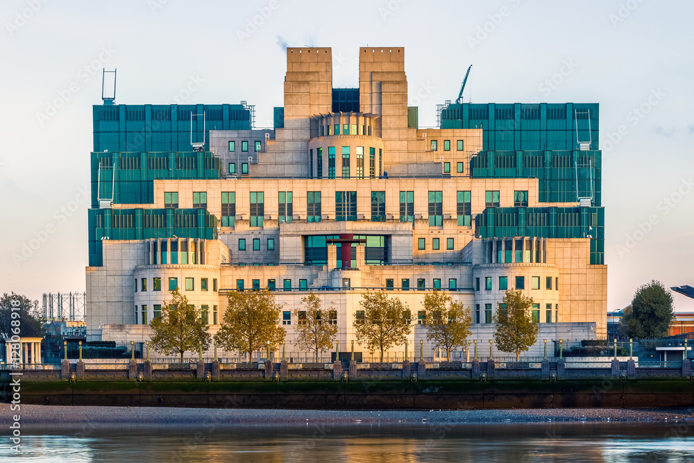 Foto Stock Exterior of Secret Intelligence Service (SIS, MI6) building in  London | Adobe Stock