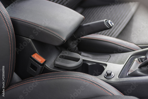 Reposabrazos y habitáculo de un coche.