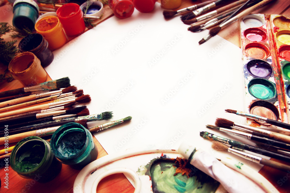 Кисти и краски для рисования Stock-Foto | Adobe Stock