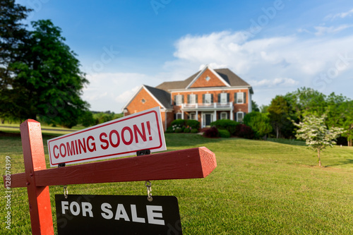 Fotografie For sale sign in front of large USA home