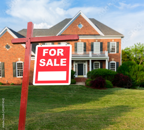 Foto For sale sign in front of large USA home