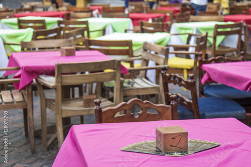 Mesas con manteles de colores en terraza de Cartagena de Indias