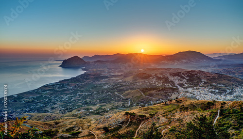 Foto Sunrise seen from Erice in Sicily with the Monte Cofano in the back