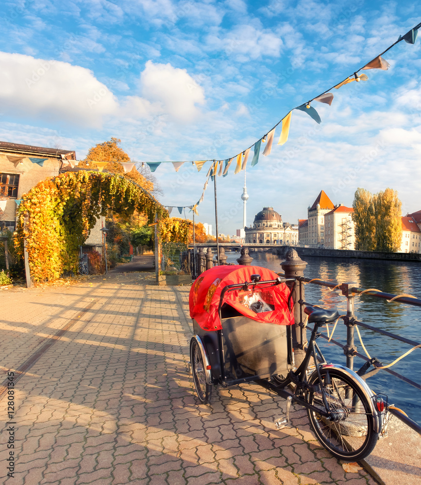 Obraz premium Central Berlin in Autumn, riverside.