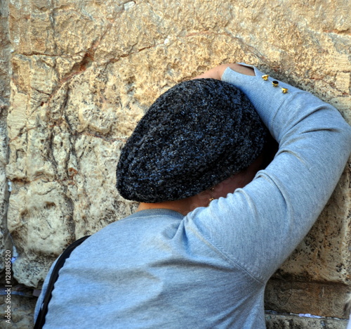 Gläubige Jüdin beim Gebet an der Klagemauer in Jerusalem photo