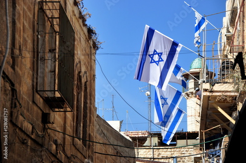 Israelische Flaggen in der Altstadt von Jerusalem photo