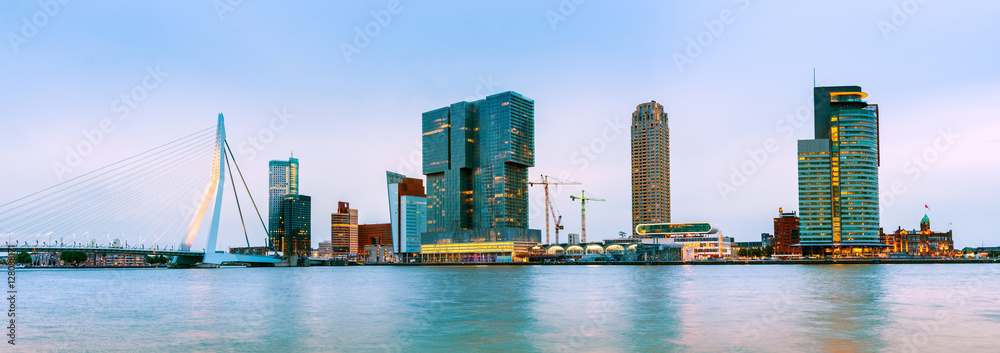 Erasmusbrücke und Skyline von Rotterdam zur blauen Stunde, Niederlande