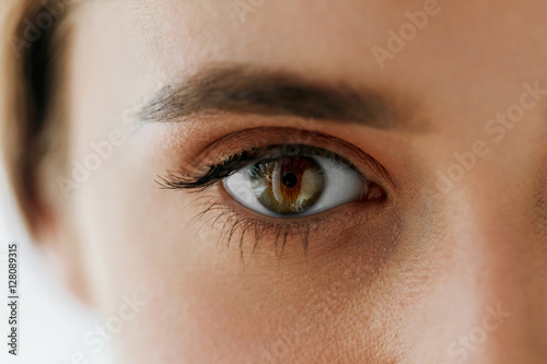 Fototapeta Naklejka Na Ścianę i Meble -  Closeup Of Beautiful Girl Eye And Eyebrow With Natural Makeup