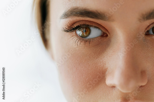 Fototapeta Naklejka Na Ścianę i Meble -  Closeup Of Beautiful Girl Eye And Eyebrow With Natural Makeup