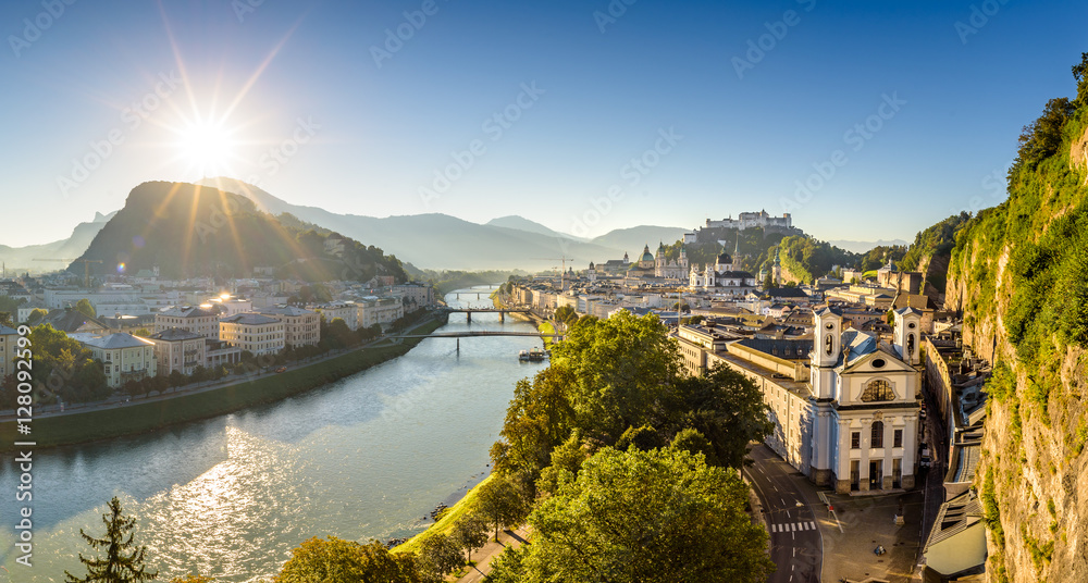 Naklejka premium Panoramiczny widok na miasto Salzburg w letni poranek, Salzburg, Austria