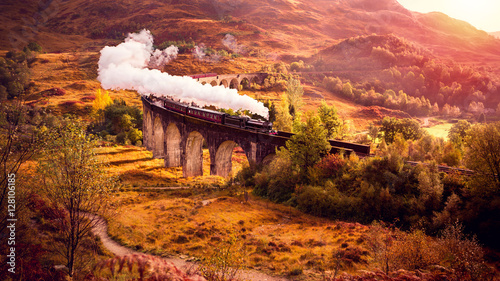 Eine Dampflockomotive fährt über das Glenfiann Viaduct photo