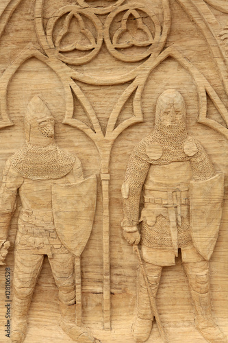 Soldats médiévaux. Sculpture sur bois. 