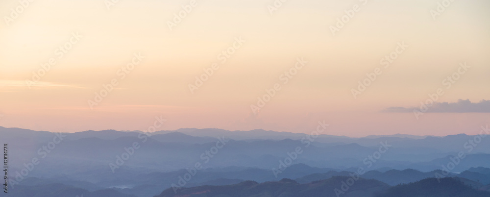 Naklejka premium Sunset sky and misty layer mountain in sri nan national park thailand