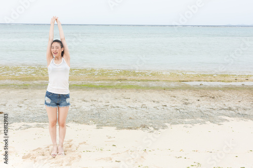 海岸線で脇を見せる女性