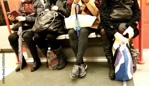 Persone sedute in metropolitana