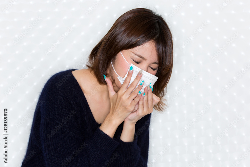 クシャミをする女性