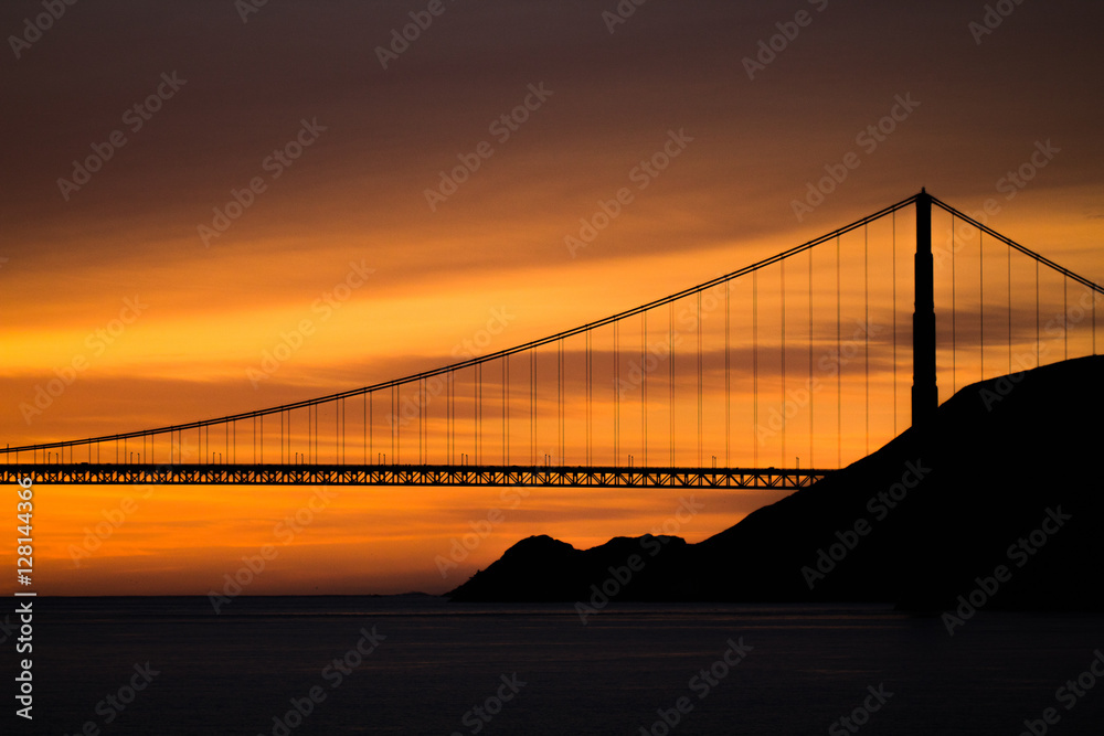 Obraz premium Dark Golden Gate Sunset