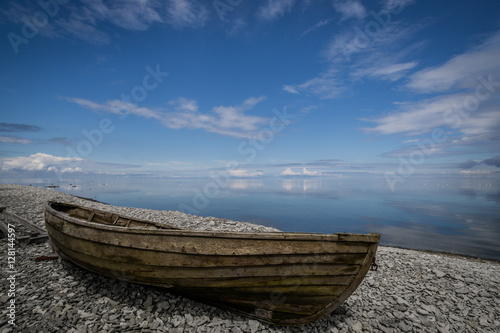 Cuadro en lienzo A lonely old skiff