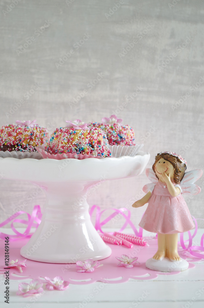 mini Gugelhupfe mit bunten Zuckerperlen foto de Stock | Adobe Stock