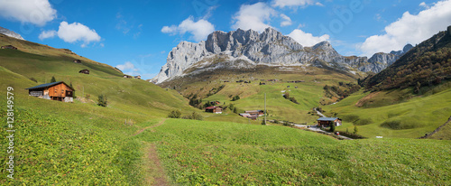 idyllischer Wanderpfad von Sankt Antönien nach Partnun, Schweiz photo